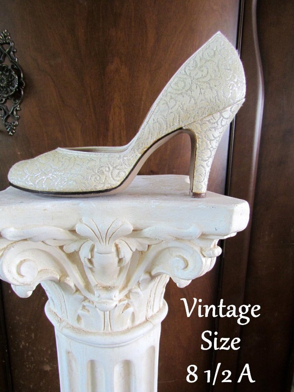 VINTAGE PUMPS, BROCADE FABRIC, GLEAMING 1940s - 1950s ROUNDED TOE, 4" HEELS NICE